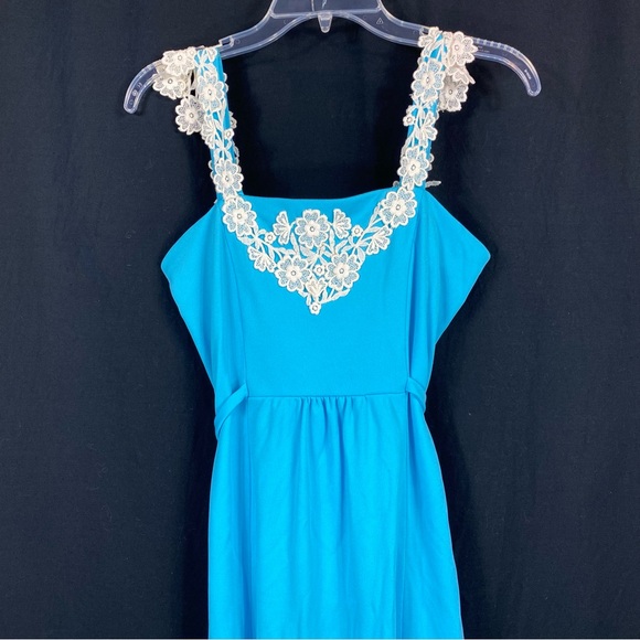 Vintage Elegant Blue Evening Gown with Lace Detail - Picture 2 of 10